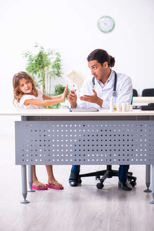 Young doctor pediatrician with small girlの写真素材