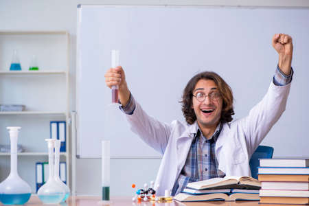 Chemistry lecturer during lecture in collegeの写真素材