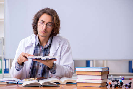 Chemistry lecturer during lecture in collegeの写真素材