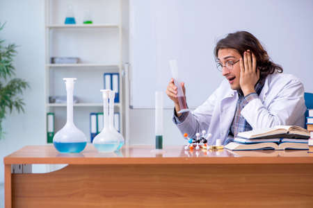 Chemistry lecturer during lecture in collegeの写真素材