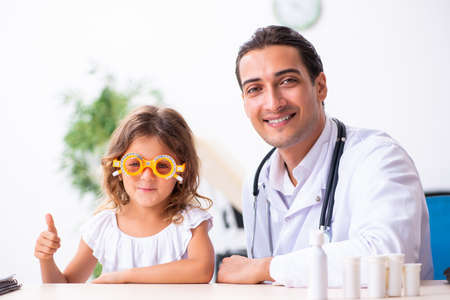 Young doctor pediatrician with small girlの写真素材
