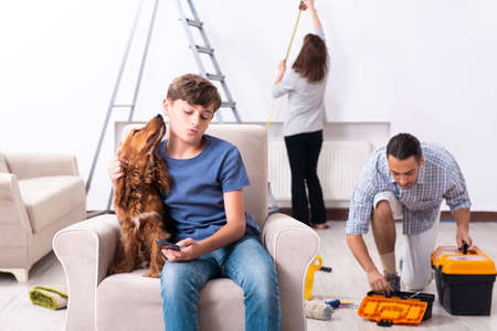 Young family doing home renovationの写真素材