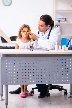 Young doctor pediatrician with small girlの写真素材
