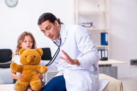 Young doctor pediatrician with small girlの写真素材