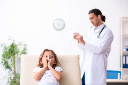 Young doctor pediatrician with small girlの写真素材