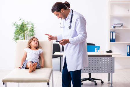 Young doctor pediatrician with small girlの写真素材