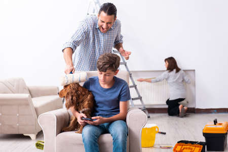 Young family doing home renovationの写真素材