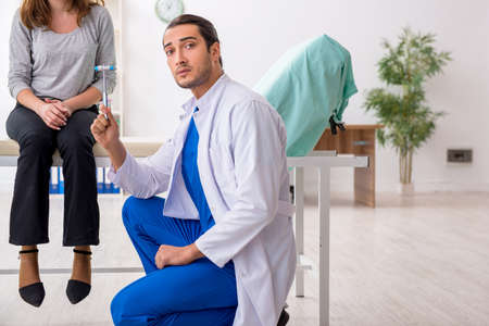 Young woman visiting male doctor neurologistの写真素材