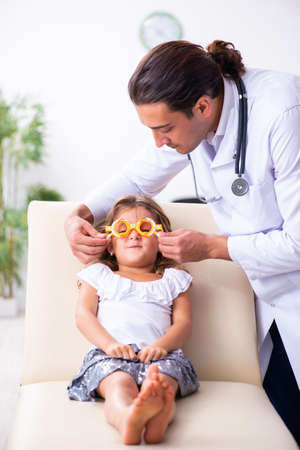 Young doctor pediatrician with small girlの写真素材
