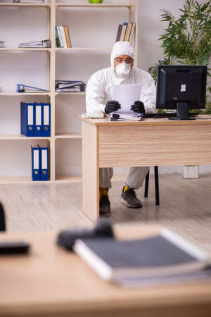 Office worker working in quarantine self-isolationの写真素材