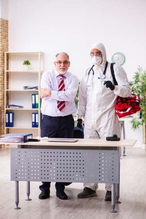Old employee catching coronavirus at workplaceの写真素材