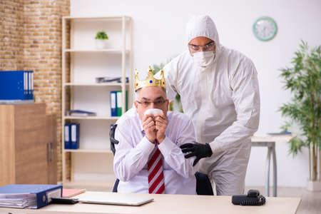 Old employee catching coronavirus at workplaceの写真素材