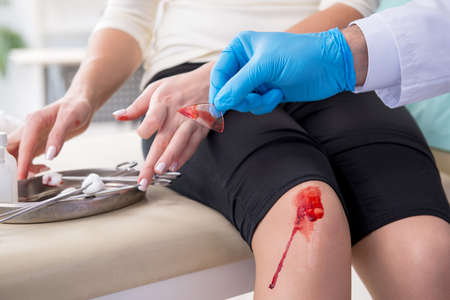 Leg injured woman visiting doctor