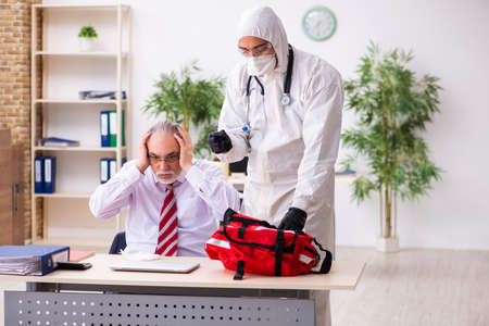 Old employee catching coronavirus at workplaceの写真素材