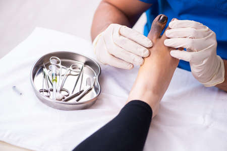 Finger injured woman visiting doctor traumatologistの写真素材