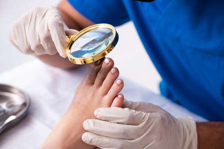 Finger injured woman visiting doctor traumatologistの写真素材