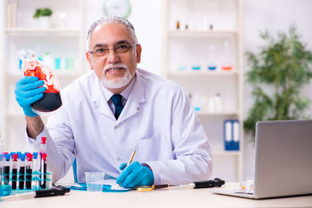 Old male chemist working in the labの写真素材
