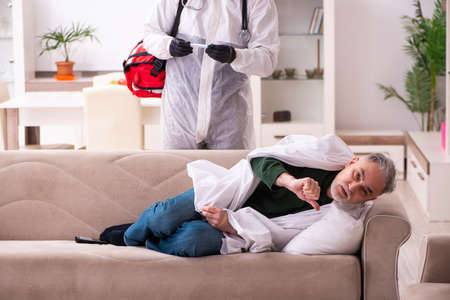 Young paramedic visiting old man at homeの写真素材