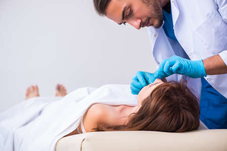 Police coroner examining dead body corpse in morgueの写真素材