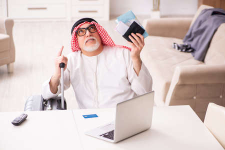 Old arab businessman preparing for business tripの写真素材