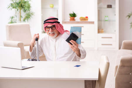 Old arab businessman preparing for business tripの写真素材