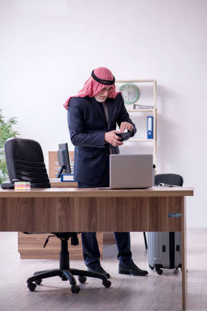 Old arab businessman preparing for business tripの写真素材
