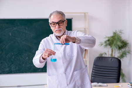 Experienced old scientist working in the labの写真素材