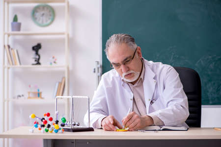 Experienced old scientist working in the labの写真素材