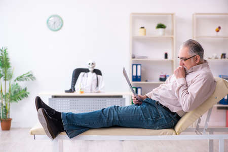 Old man visiting dead doctor radiologistの写真素材