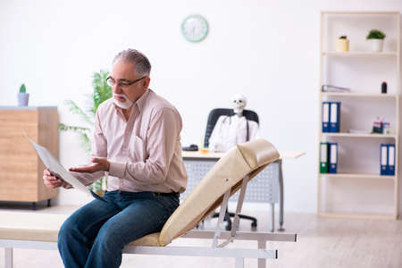 Old man visiting dead doctor radiologistの写真素材