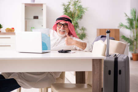 Old arab businessman preparing for business tripの写真素材