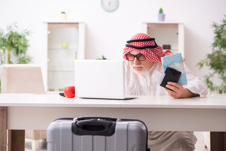 Old arab businessman preparing for business tripの写真素材
