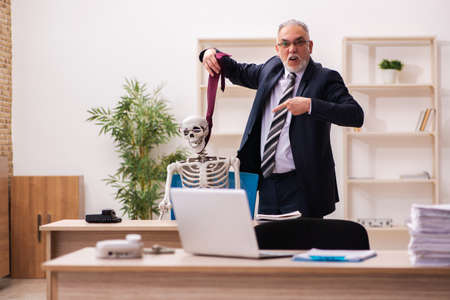 Dead employee working in the officeの写真素材