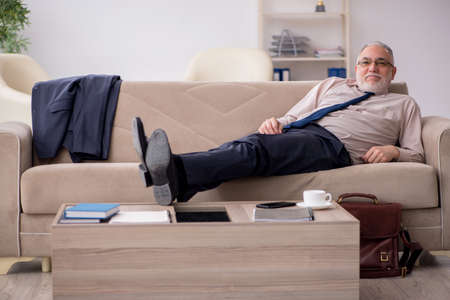 Old businessman employee waiting for business meetingの写真素材