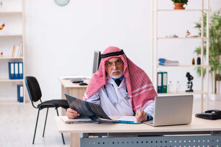 Old male arab doctor radiologist working in the clinicの写真素材