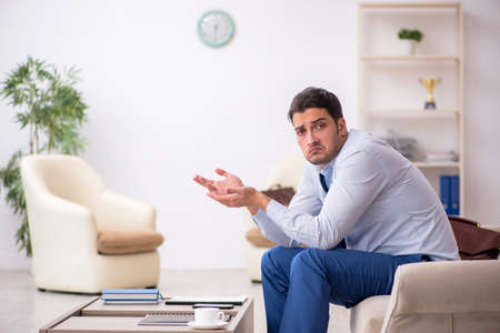 Foto de Young businessman employee waiting for business meeting - Imagen libre de derechos