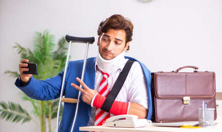 The injured employee working in the officeの写真素材