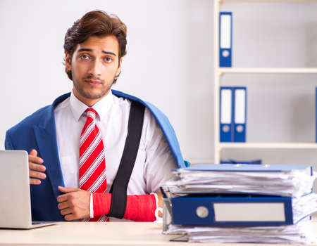 Injured employee working in the officeの写真素材