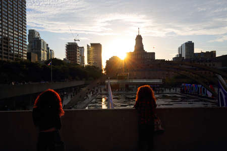 TORONTO, CANADA-MARCH 16, 2017: Tourists enjoying a sunset on Toronto City Hall and Nathan Phillips Squareのeditorial素材