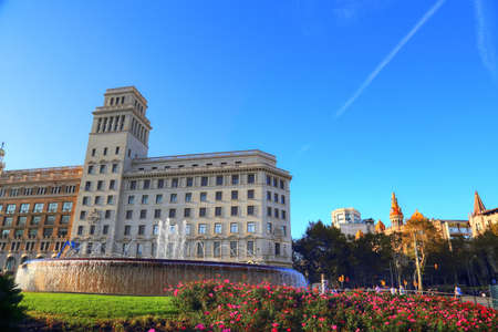 BARCELONA, SPAIN-OCTOBER 12, 2017: People enjoying heir time in landmark Catalunya Squareのeditorial素材