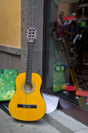 Guitarra apoyada en un escaraparateの写真素材