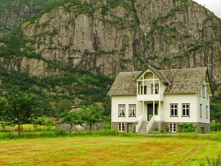 Huis voor een berg                               のeditorial素材