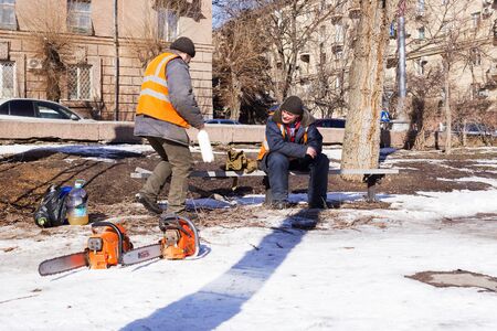 VOLGOGRAD, RUSSIA - February 13, 2015: the tin man in the Park sitting on the bench. Volgograd, Russiaのeditorial素材