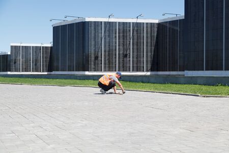 VOLGOGRAD, RUSSIA - July 06, 2016: Janitors, cleaners are spent at the Volgograd memorial soldier's cemetery. Mamayev Kurgan, Volgogradのeditorial素材