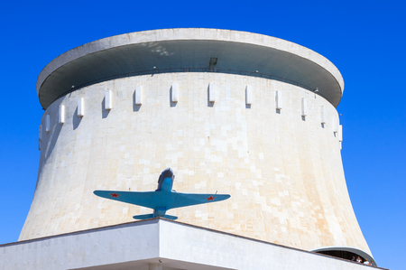 VOLGOGRAD, RUSSIA - Avgust 4, 2015: The plane against the background of the museum the reserve Battle of Stalingrad in the city of Volgograd, in the summer. A look with a bottomのeditorial素材