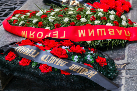 VOLGOGRAD, RUSSIA - May 9, 2018: A wreath from flowers on a grave to the soldiers who have died ÑÐ¾Ð²ÐµÑÑÐºÐ¼ on a gray granite stoneのeditorial素材