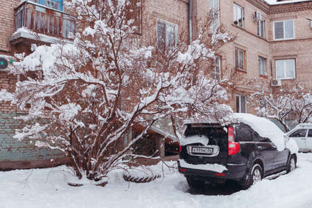 VOLGOGRAD, RUSSIA - 22 December, 2018: The parking of cars near buildings in winter season when lies snow, Volgogradのeditorial素材