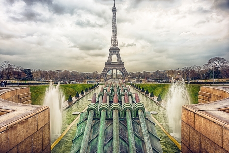 Eiffel tower and Fountain of Warsaw in Jardins du TrocadÃ©ro in Parisの写真素材