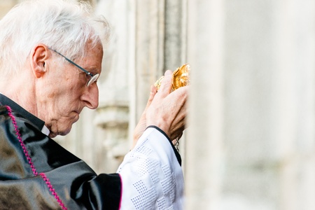 BRUGGE, BELGIUM - 9 MAY 2013: Procession of the Holy Blood in Bruges. Relic of Holy Blood being entered in Basilica of the Holy Blood.  9 of May, 2013のeditorial素材