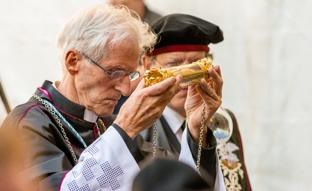 BRUGGE, BELGIUM - 9 MAY 2013: Procession of the Holy Blood in Bruges. Relic of Holy Blood being entered in Basilica of the Holy Blood.  9 of May, 2013のeditorial素材